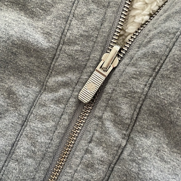 Lululemon Short Sweet Sherpa Jacket Grey Light Ivory Fleece Reversible - Picture 3 of 5